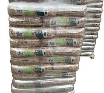 Tarjoamme STEEL EN Plus 6 mm puupellettejä 15 kg:n säkeissä.(975kg)